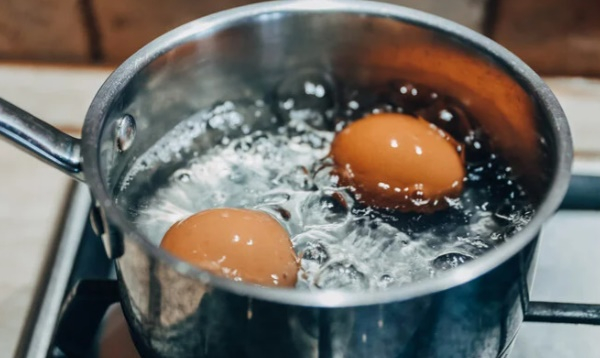Tại sao nồi bị đen sau khi luộc trứng?