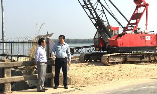 Bí thư Huyện uỷ Tân Châu Nguyễn Văn Cường: Thăm, động viên công nhân thi công sửa chữa hồ chứa nước Tha La
