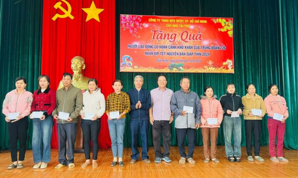 Công ty TNHH MTV Môi trường đô thị TP.HCM tặng quà cho gia đình có hoàn cảnh khó khăn