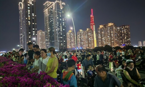 Pháo hoa rực rỡ mừng kỷ niệm 50 năm ngày thống nhất non sông