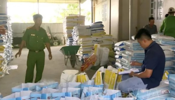 Bạc Liêu: Phát hiện kho làm giả thức ăn tôm hơn 37 tấn