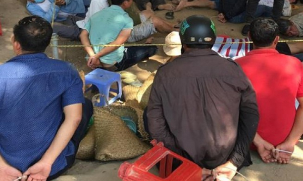 Cảnh sát vây sòng bạc giáp ranh 3 tỉnh, bắt 130 người