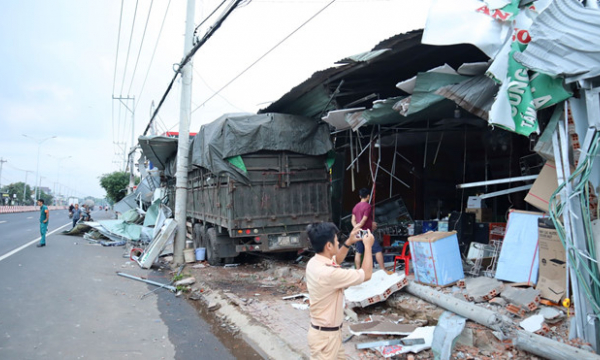 Bình Phước: Xe container 'điên cuồng' tông hàng loạt nhà dân lúc rạng sáng