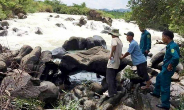 10 người du ngoạn thác nước sông Đồng Nai, 1 người bị lũ cuốn tử vong