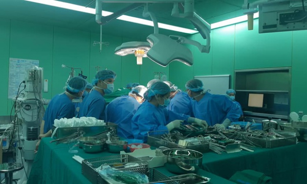 Ghép gan xuyên đêm tại TP.HCM từ mầm sống của người chết não ở Hà Nội