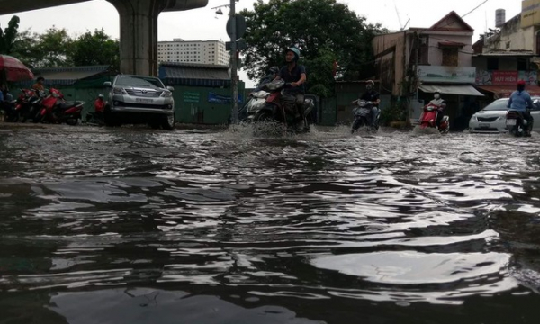 Đường hoá sông, người Sài Gòn bì bõm trong cơn mưa tầm tã