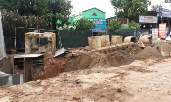 Người dân TP Biên Hòa khốn khổ vì dự án cải tạo vỉa hè làm với tốc độ 'rùa bò'