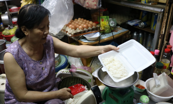 10 năm gom đồ cũ cho trẻ nghèo của bà chủ quán cơm 'cân' độc nhất Sài Gòn
