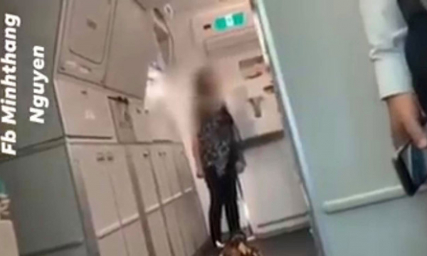 Nữ hành khách làm loạn máy bay vì... 'bị tâm thần, không chịu được mùi nước hoa'