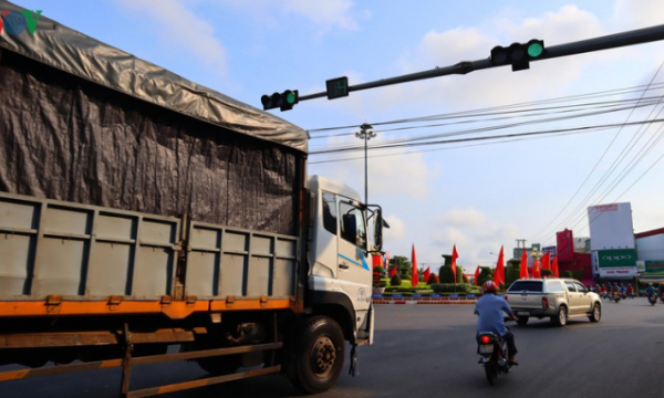 Hàng loạt xe biển số xanh ở Bình Phước vượt đèn đỏ
