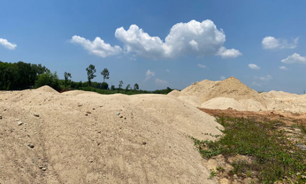 Quảng Ngãi: Nguồn gốc 'lắt léo' của số cát khủng ở bãi chứa trái phép