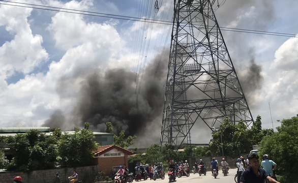 Công ty gỗ gần đường điện cao thế bốc cháy dữ dội, gần 100 cảnh sát ứng cứu