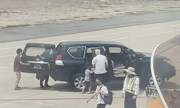 Xe đón Phó Bí thư Phú Yên và người nhà mới được cấp thẻ vào sân bay Tuy Hoà