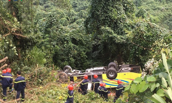 Xe khách gặp nạn trên đèo, ít nhất 5 người chết ở Kon Tum