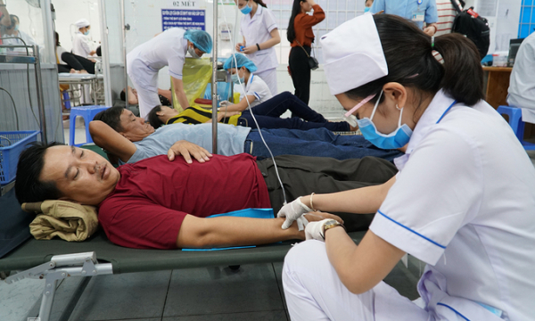 Hơn 100 người ngộ độc sau bữa tiệc hải sản