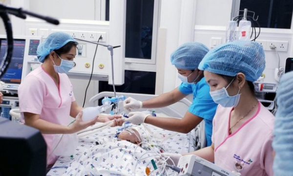 Hai bé song sinh Trúc Nhi, Diệu Nhi đang tập cai máy thở sau phẫu thuật