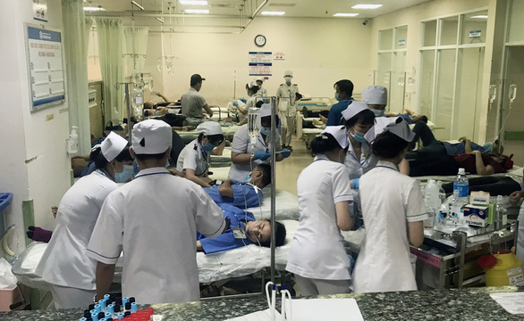 Hơn 100 công nhân nhập viện cấp cứu sau bữa cơm tối