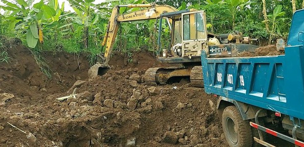 Đồng Nai: Bị tư nhân khai thác đất đá trái phép, một ngọn núi có nguy cơ bị san phẳng