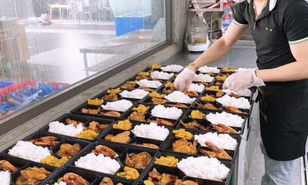 Ấm áp những suất cơm '5 sao'