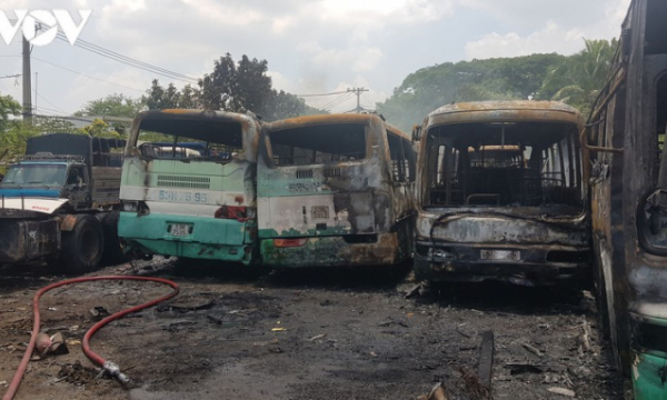 Bãi xe ở TPHCM phát hỏa, 12 ô tô bị thiêu rụi​