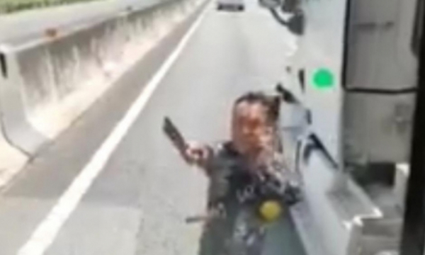 Truy tìm tài xế côn đồ cầm dao doạ người trên cao tốc TP.HCM - Trung Lương