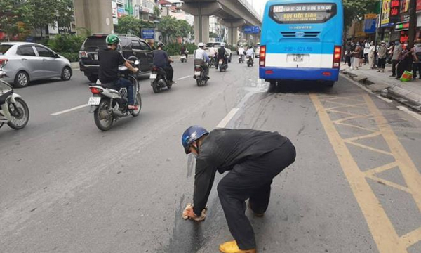 Hì hục lau vết dầu loang trên phố Hà Nội, người đàn ông nhận 'mưa' lời khen