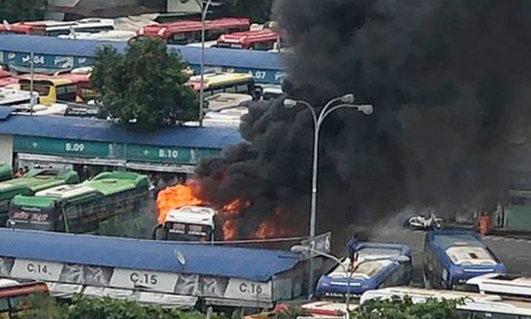 Xe khách cháy ngùn ngụt trong Bến xe Miền Đông