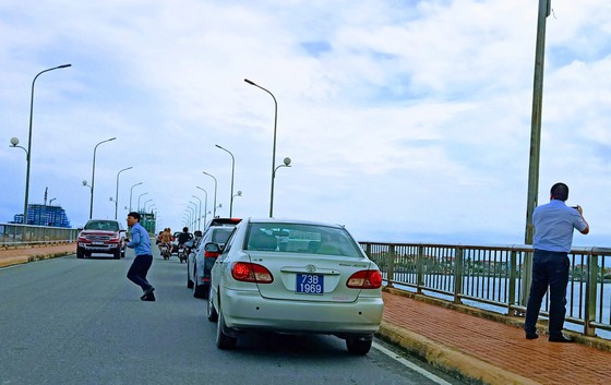 Xác minh thông tin đoàn xe biển xanh dừng đỗ sai luật trên cầu Nhật Lệ 1