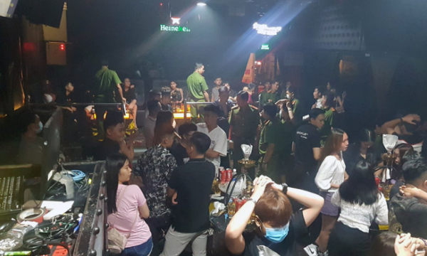 Cảnh sát đột kích quán bar ở Cần Thơ, nhiều thanh niên dương tính ma tuý