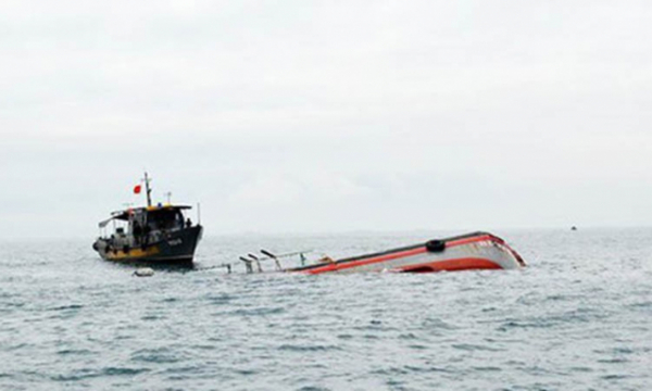Tàu chở 13 ngư dân Bình Định bị chìm tàu vì áp thấp
