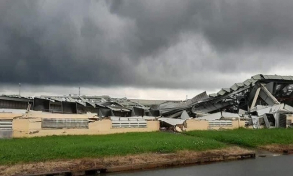 Lốc xoáy cuốn bay mái nhà xưởng gần 10.000m2 ở Tiền Giang