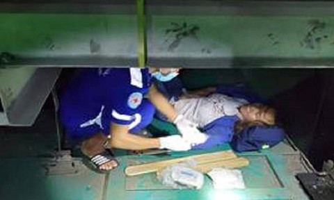 Cảnh sát đu dây cứu người phụ nữ kẹt dưới hố sâu 8m trong cảng ở Sài Gòn