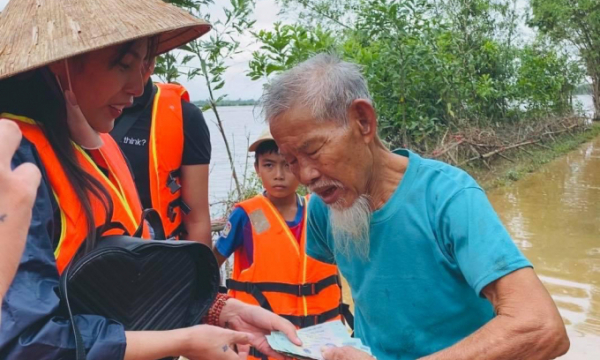 Ca sĩ Thủy Tiên: Sẽ xây nhà cộng đồng tránh lũ, mua thuyền cứu hộ trong nhà cho cả thôn