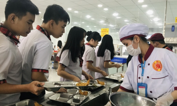 TP.HCM: 24 học sinh nhập viện nghi ngộ độc thực phẩm