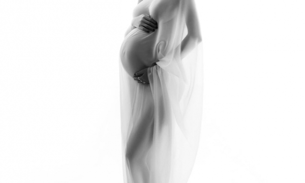 Hồ Ngọc Hà chính thức khoe bụng bầu, làm phim về hành trình mang thai