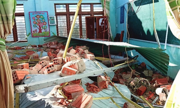 Bốn học sinh bị vùi chết, 300 trường học ở Quảng Nam tan hoang sau bão