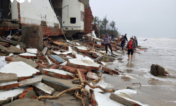 Sóng lớn đánh sập nhiều km bờ biển, nhiều nhà dân bị sạt lở cuốn trôi