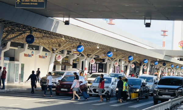 Ngày đầu sân bay Tân Sơn Nhất phân làn, tài xế còn lúng túng