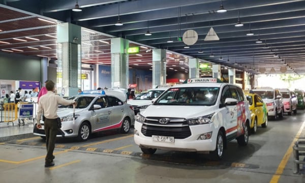 Hành khách than phiền bị taxi sân bay 'chặt chém' sau khi phân làn