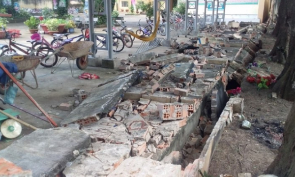 Tường rào trường tiểu học đổ sập ở Đồng Nai