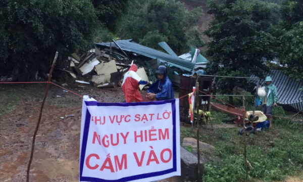 Mưa lớn gây sạt lở núi, nhiều nhà dân ở Đắk Lắk bị đổ sập