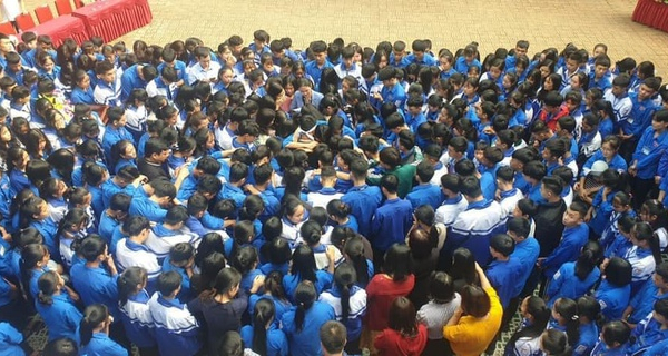 Hơn 1.000 học sinh, thầy cô ôm nhau khóc giữa sân trường