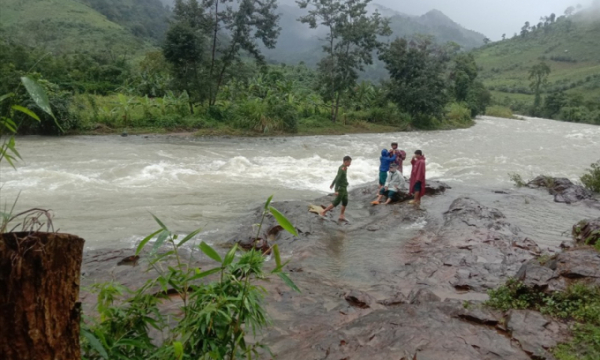 Khánh Hòa: 45 du khách đang mắc kẹt trên núi Tà Giang