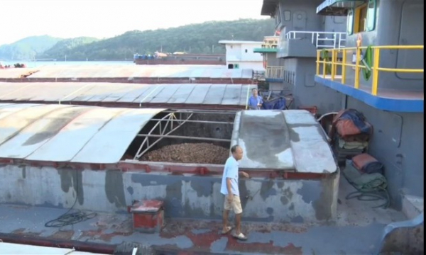 Hàng chục nghìn tấn quặng trong 35 tàu bị tạm giữ không được xuất khẩu