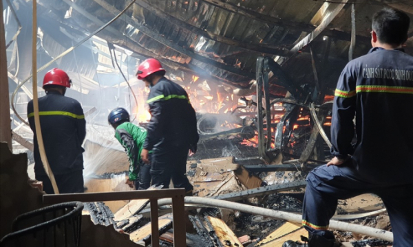 Bình Dương: Hai công ty gỗ xảy ra hỏa hoạn, công nhân ôm đồ tháo chạy