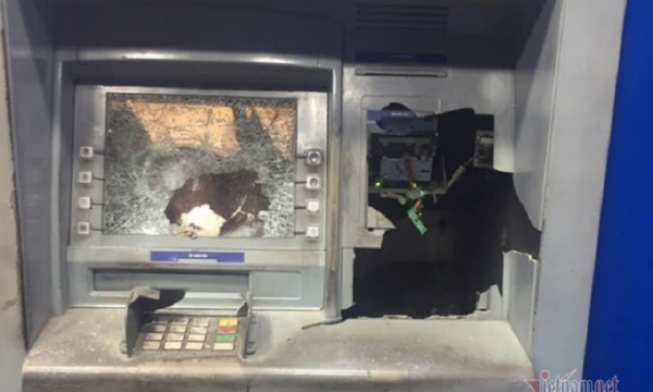 Vác búa đập nát ATM vì rút 11 triệu máy chỉ nhả 5 triệu