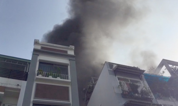 Cháy 5 căn nhà ở trung tâm Sài Gòn, người dân ôm đồ tháo chạy