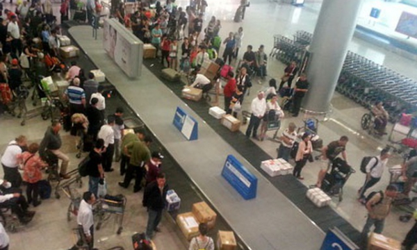 Nhân viên sân bay trộm lọ nước hoa hàng hiệu của khách