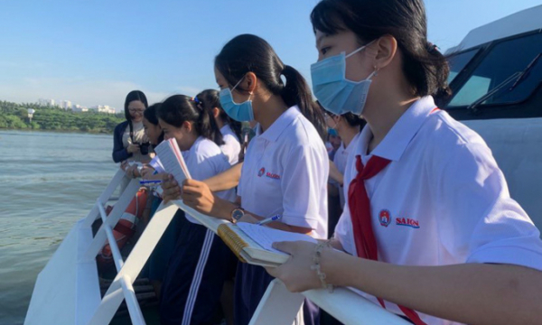 Học sinh TP HCM thi 'Văn hay chữ tốt' trên… sông Sài Gòn