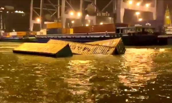 XÃ HỘI  22 container rơi xuống sông Cái Mép